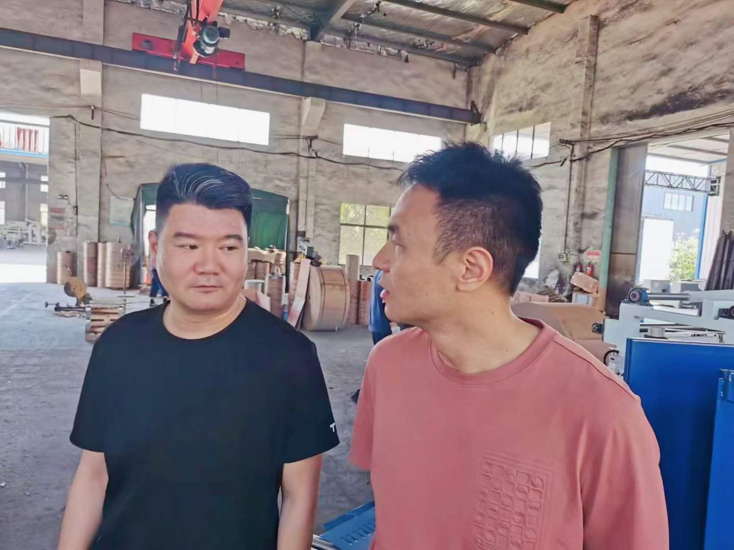 熱烈歡迎西工大趙盼博士后、教授帶領(lǐng)科研團(tuán)隊(duì)到上高縣雙新紙桶設(shè)備有限公司考察，雙方就全自動(dòng)鐵箍紙桶設(shè)備流水線(xiàn)的研發(fā)達(dá)成了初步的意向。